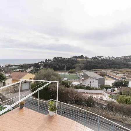 With Seaviews & Pool Bbq