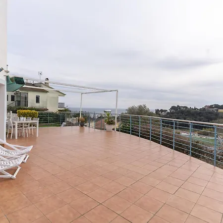 With Seaviews & Pool Bbq *
