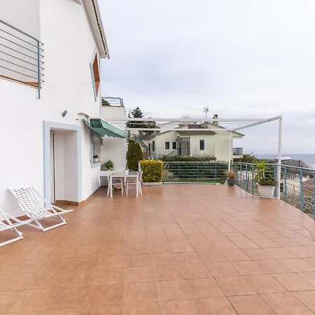 With Seaviews & Pool Bbq