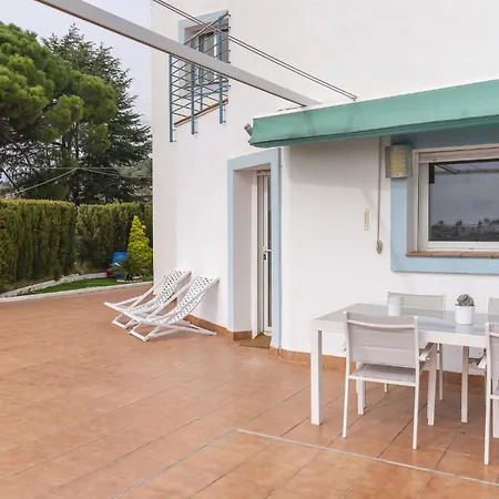 With Seaviews & Pool Bbq