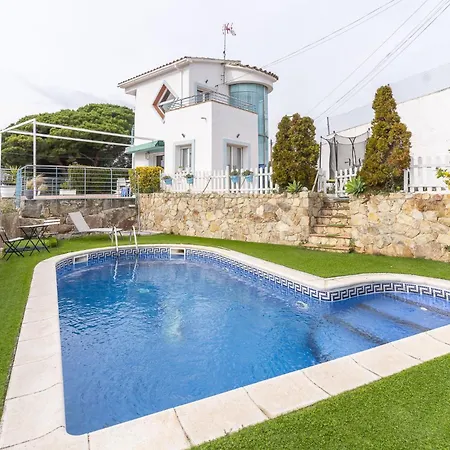 With Seaviews & Pool Bbq *
